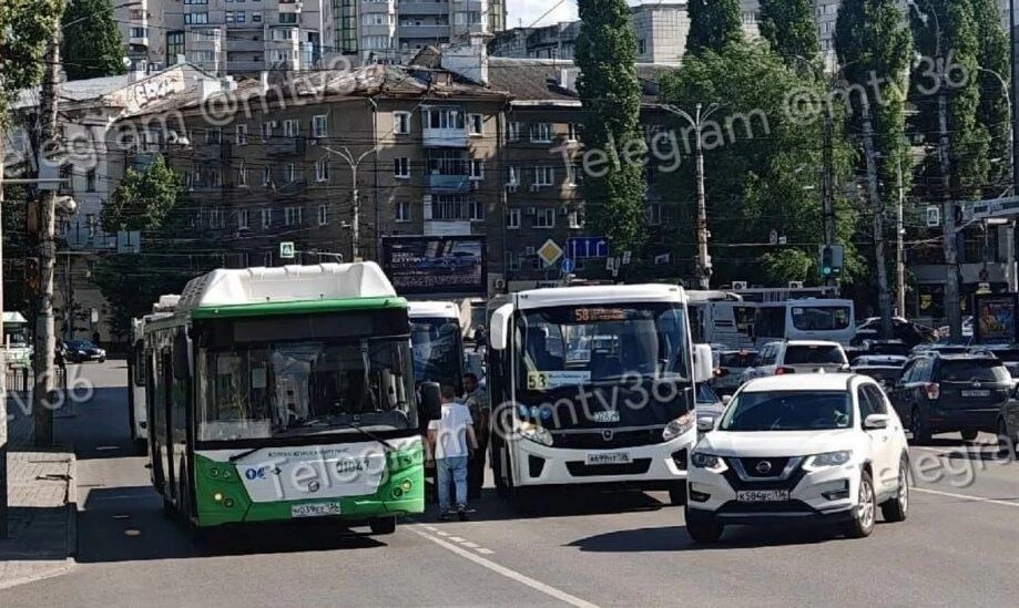 Три автобуса столкнулись в центре Воронежа
На улице Плехановской в Воронеже столкнулись три маршрутн