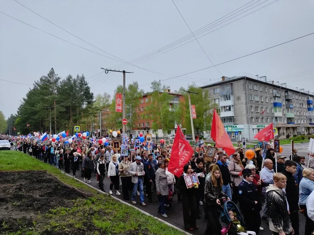 В Осинниковском округе, как и в других городах страны, прошло торжественное шествие Бессмертного пол
