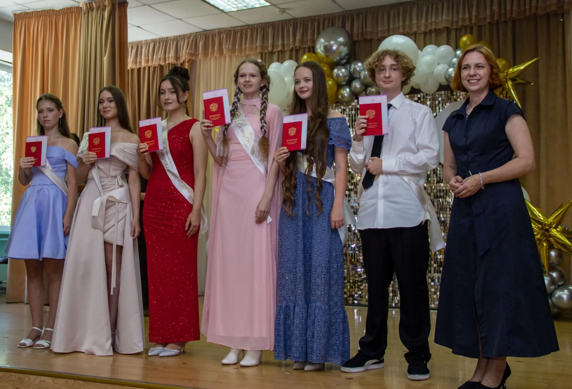 Вручены аттестаты об основном общем образовании выпускникам 9 классов!🌟

В этом году гимназию оконч