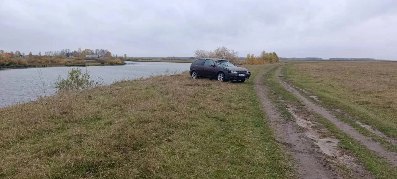 Легковушка ушла под воду в Тюменской области! Водитель утонула.