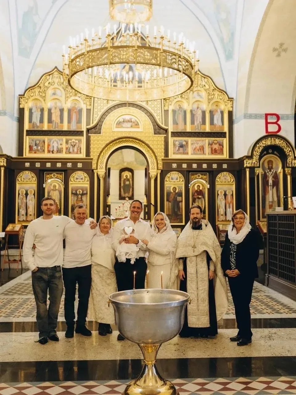 Егор Крид стал крёстным! 🤩👼🏻Певец выложил тёплое семейное фото: рядом родители, сестра с мужем и их 