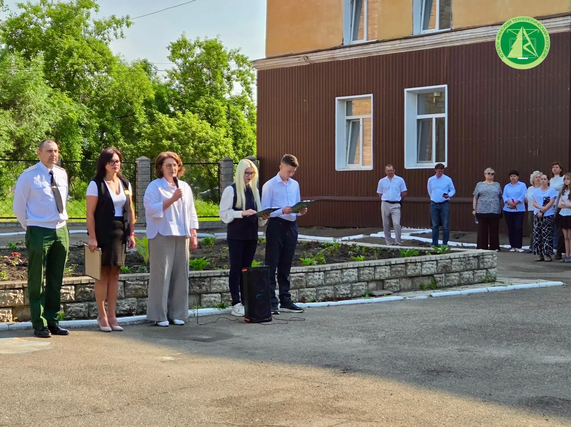 Утро понедельника открыла последняя в этом учебном году торжественная линейка. На этот раз она прошл