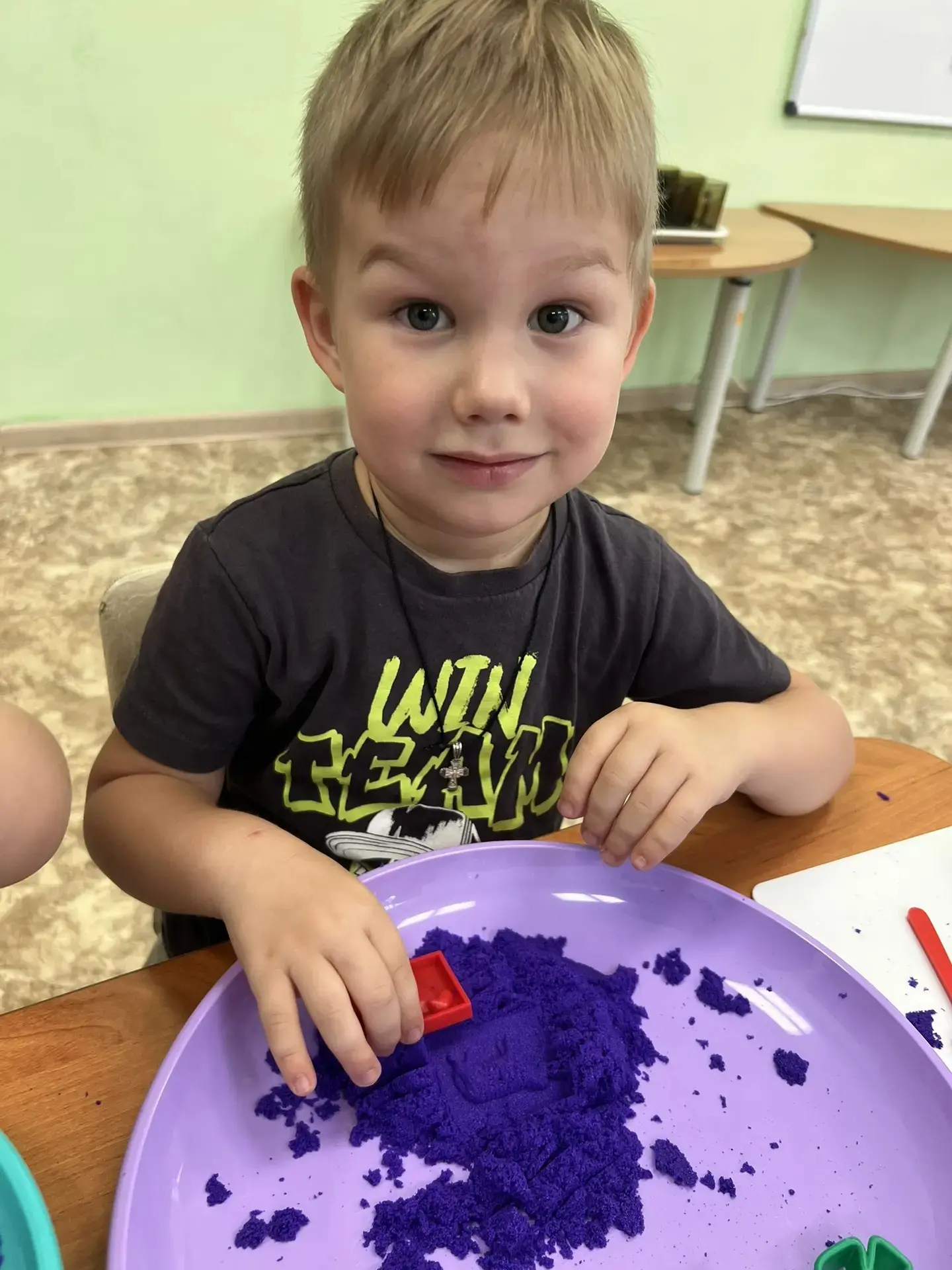 Сегодня малыши познакомились с кинетическим песком! ✨ Ребята с восторгом погружали ручки в мягкий пе