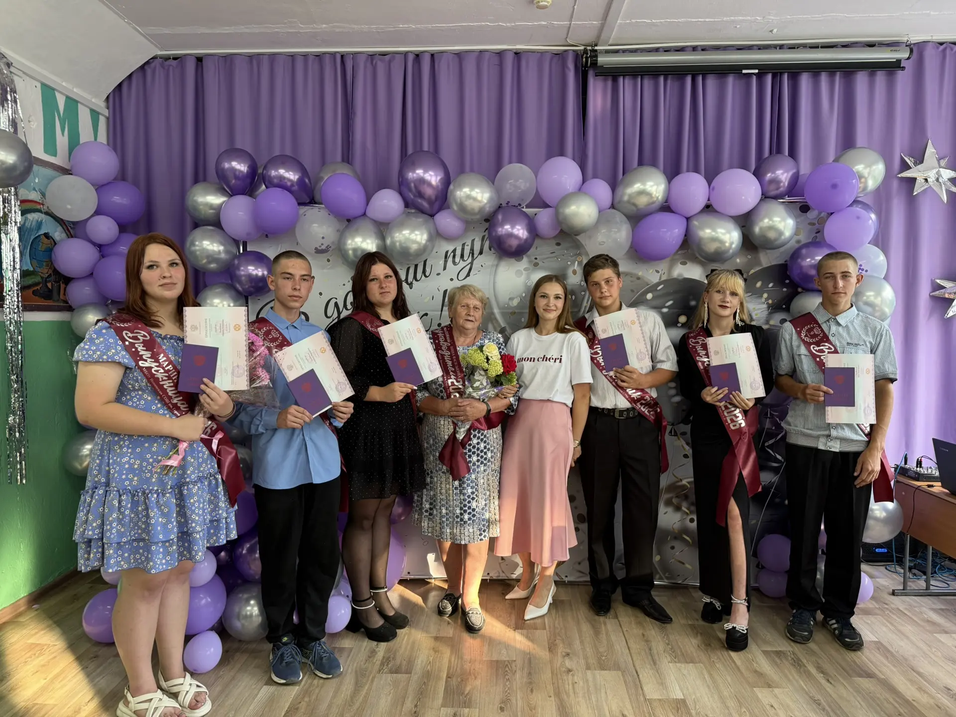 Выпускники 9 класса получили свои первые документы об образовании! 📜✨
На празднике звучали поздравл