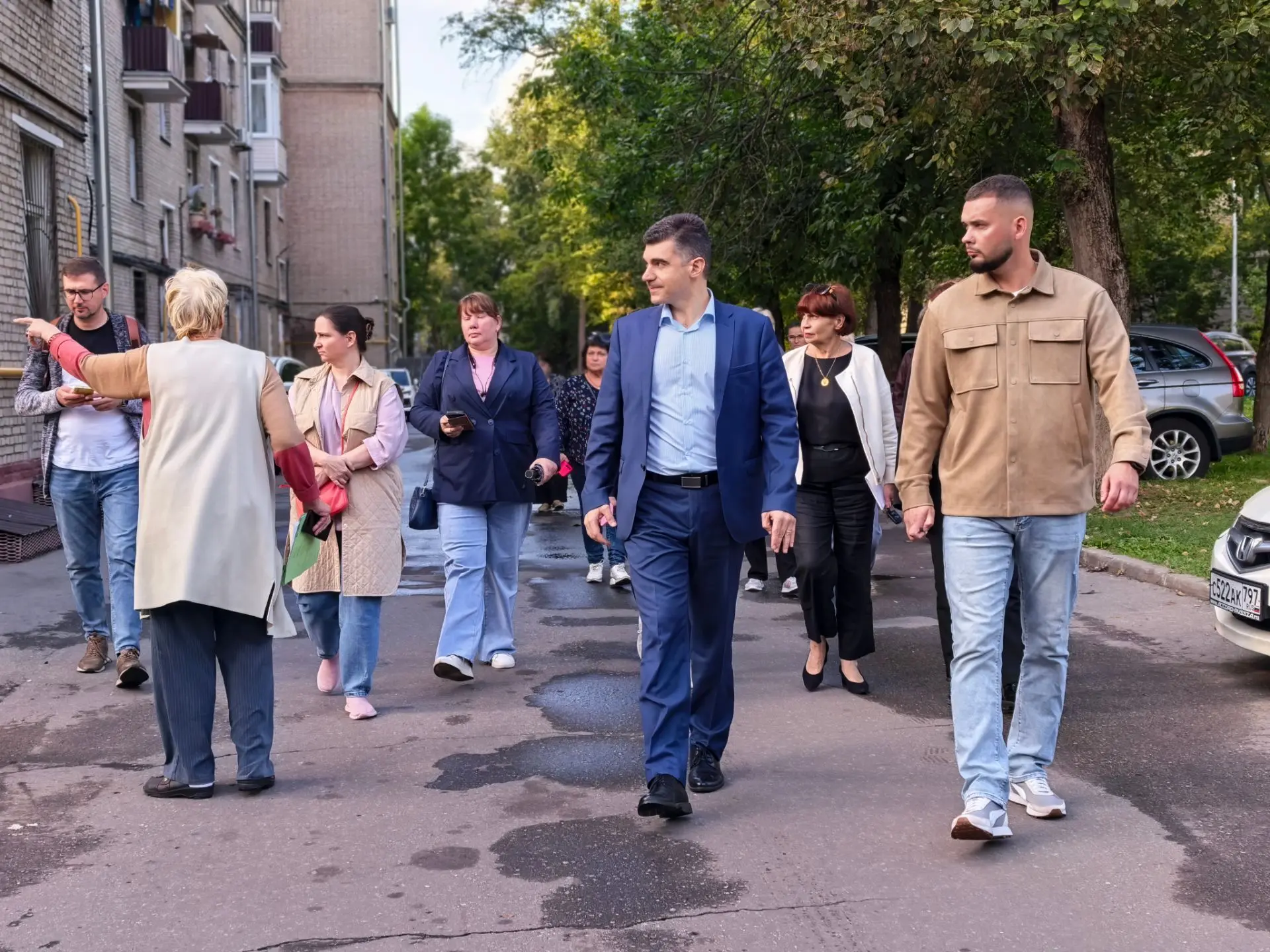 Глава управы Енок Акопов совместно со своими заместителями, главой муниципального округ...