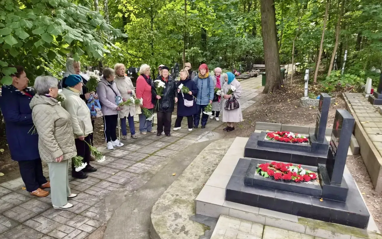 На Малоохтинском кладбище жители, активисты муниципального образования Малая Охта и сот...