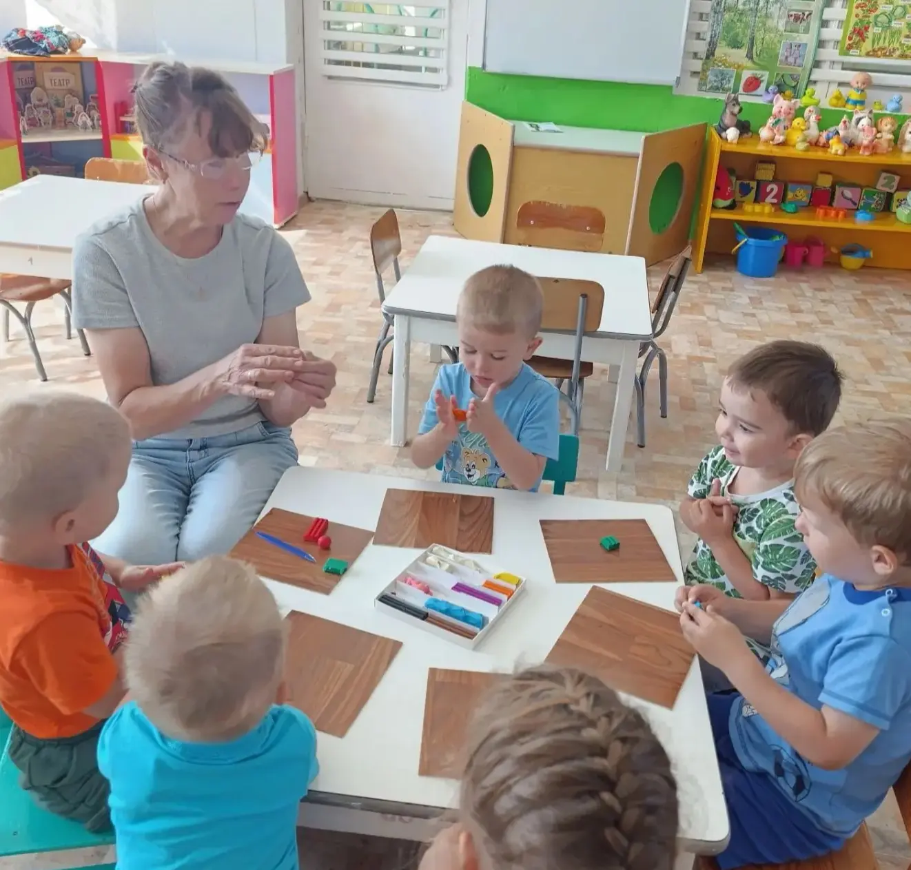 День творческих дел в Холуйском детском саду прошел под эгидой «Наши руки не для скуки»...