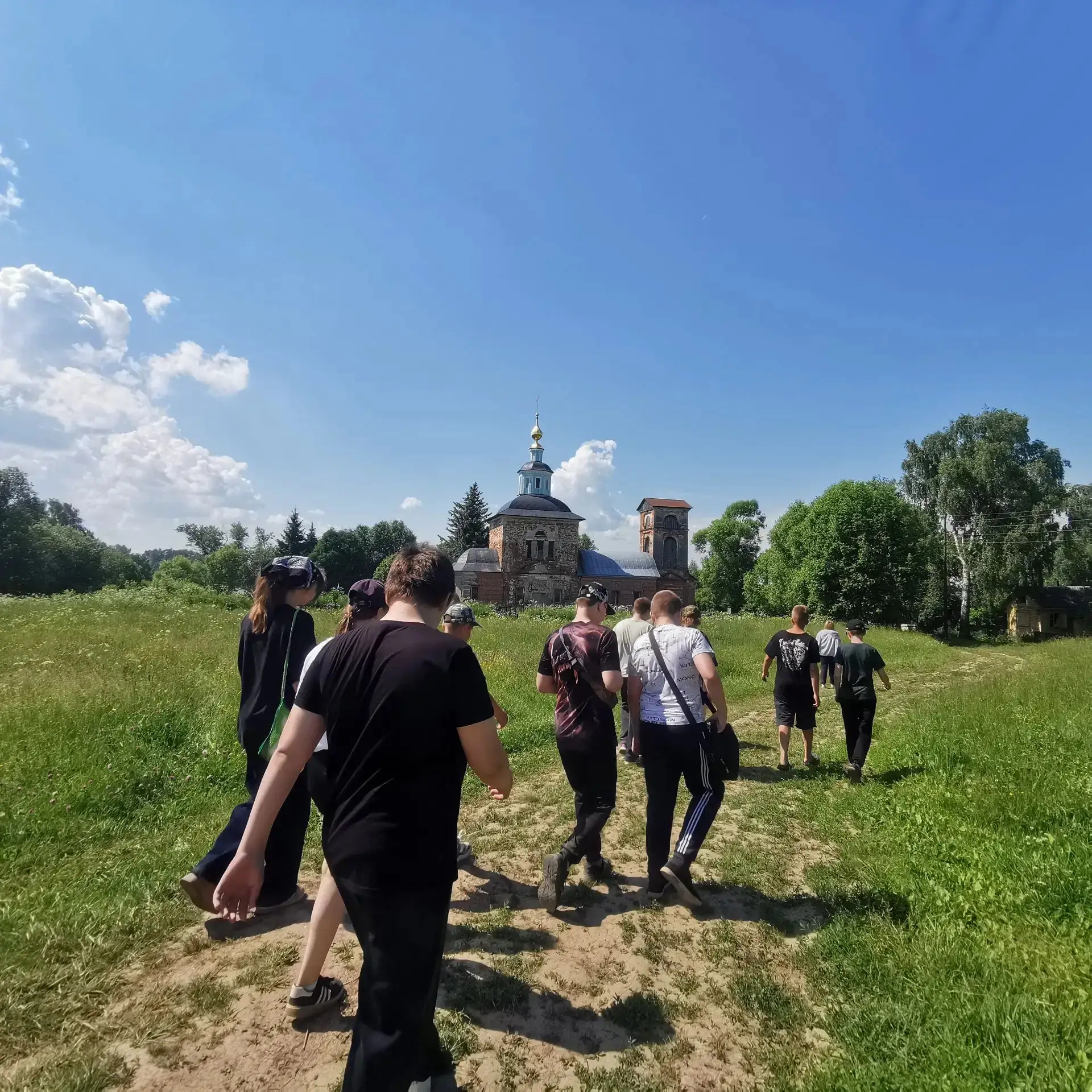 Сегодня учащиеся палаточного лагеря посетили деревню Апраксино. Ознакомились с историей...