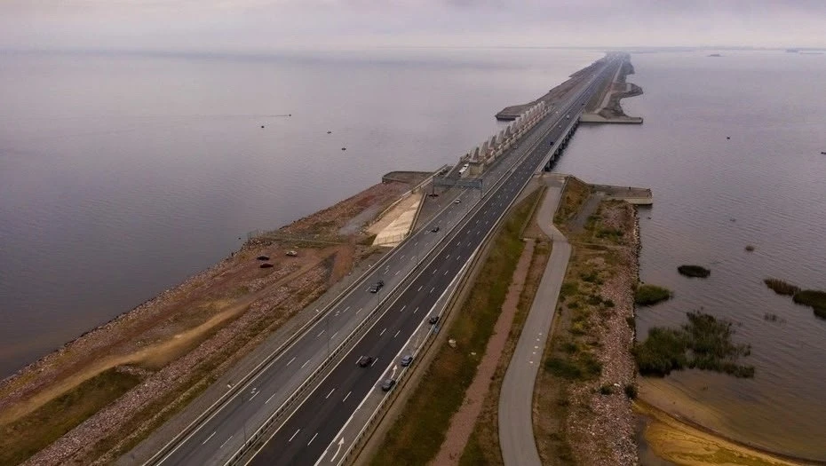 На дамбе КАД оставят только одну полосу движения
