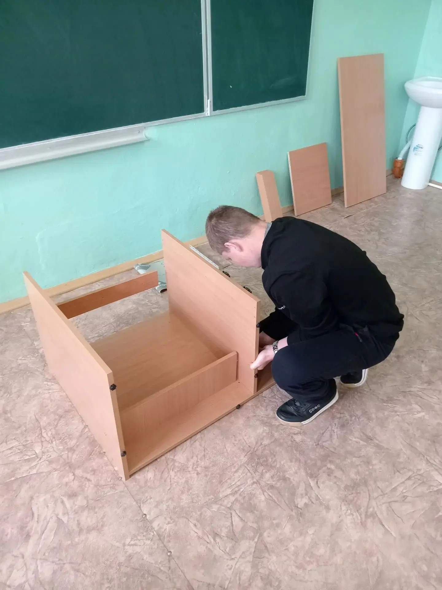 🔧"СБОРКА НОВОЙ МЕБЕЛИ"
🪛В школе идёт подготовка к новому учебному году! Старшеклассник Шибаев Вита