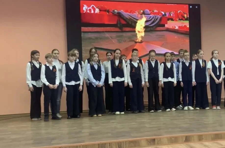 Сегодня в нашей школе завершился ежегодный фестиваль песни «Во славу Родины поём!». Это событие стал