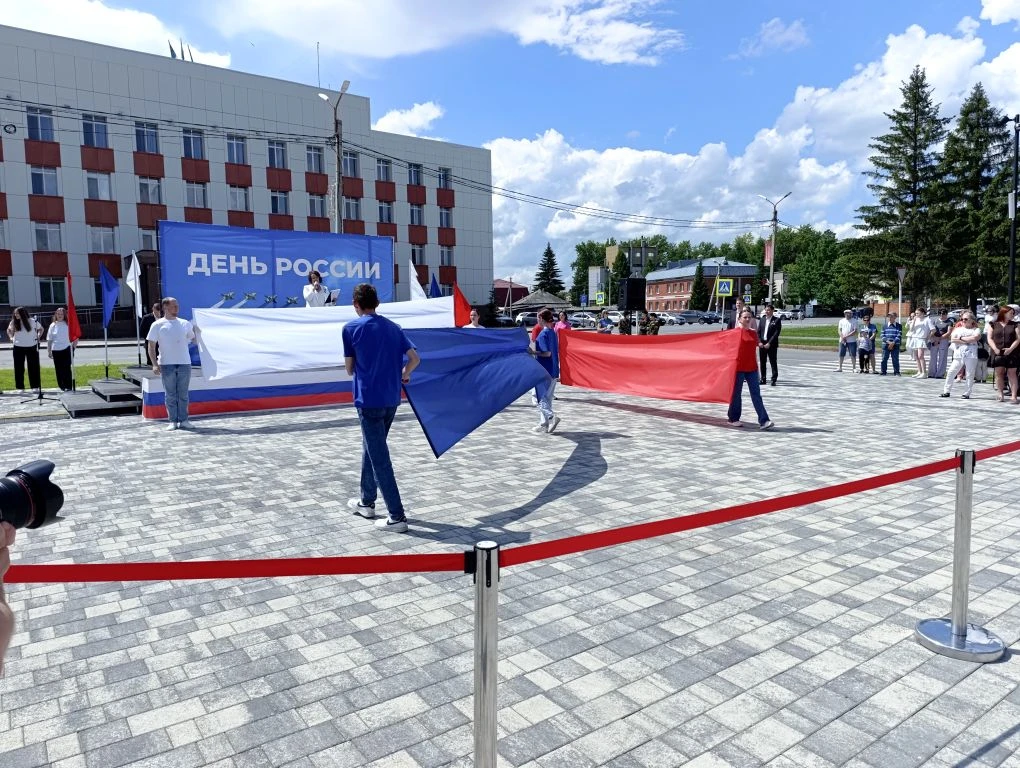 Заводоуковцы и гости округа отмечают День России! 
Совсем недавно на центральной площади завершилось