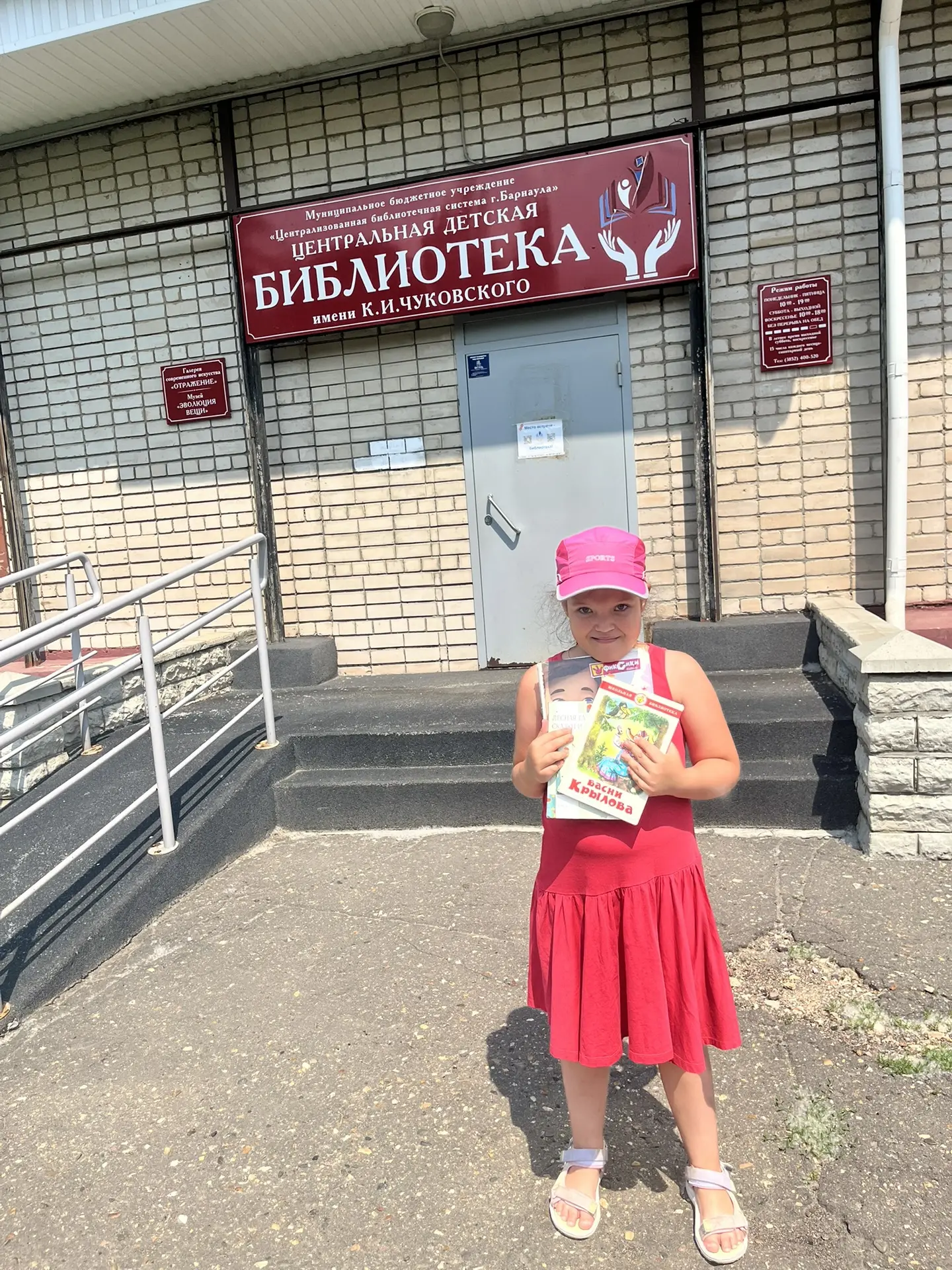 Набрали в библиотеке книг … надеюсь прочтем 📚 

#списоклитературыналето