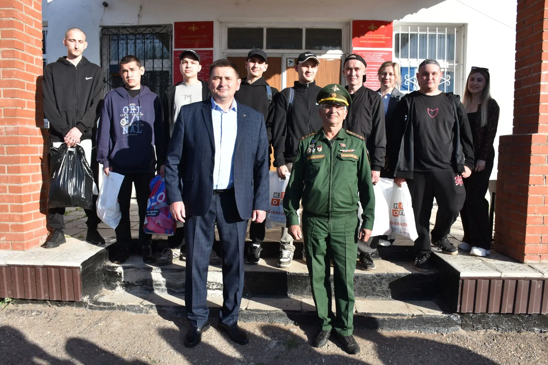 В добрый путь, защитники!

Сегодня со словами напутствия проводили наших призывников в войска. Позад