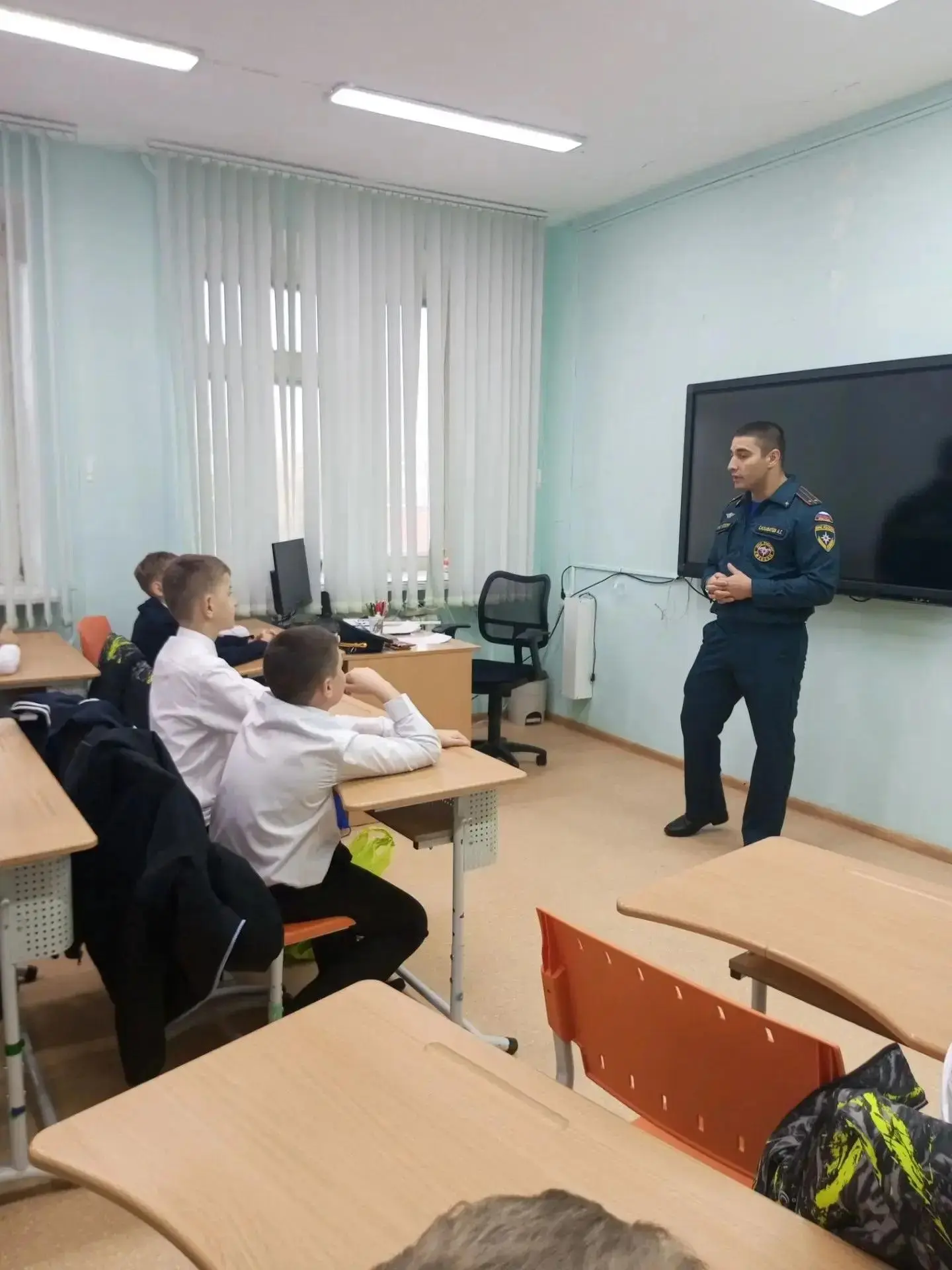 1сентября в нашей школе прошла важная и очень полезная встреча: начальник караула 9‑й п...