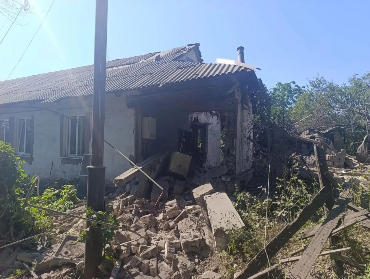 ❗️БПЛА атаковал центр Стаханова

Ночью беспилотник ударил по частному жилому дому. Здание получило с