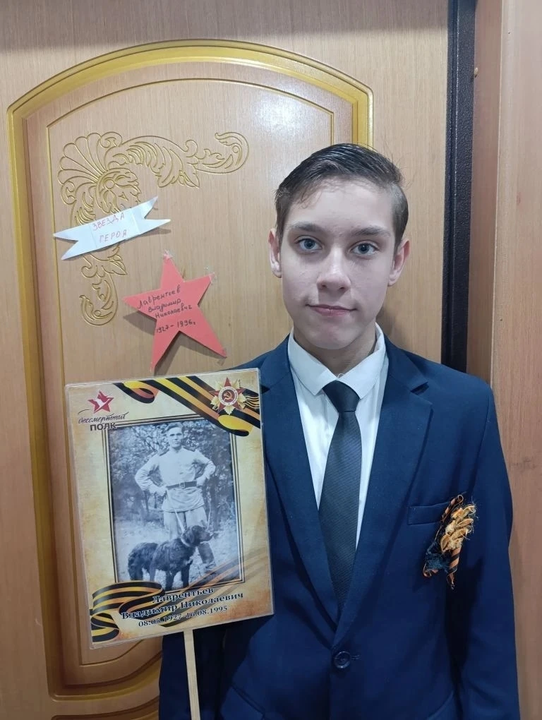 Акция "Звезда героя" 🌟 Ученики нашей школы располагают на дверях своих квартир и домов звезды с имен