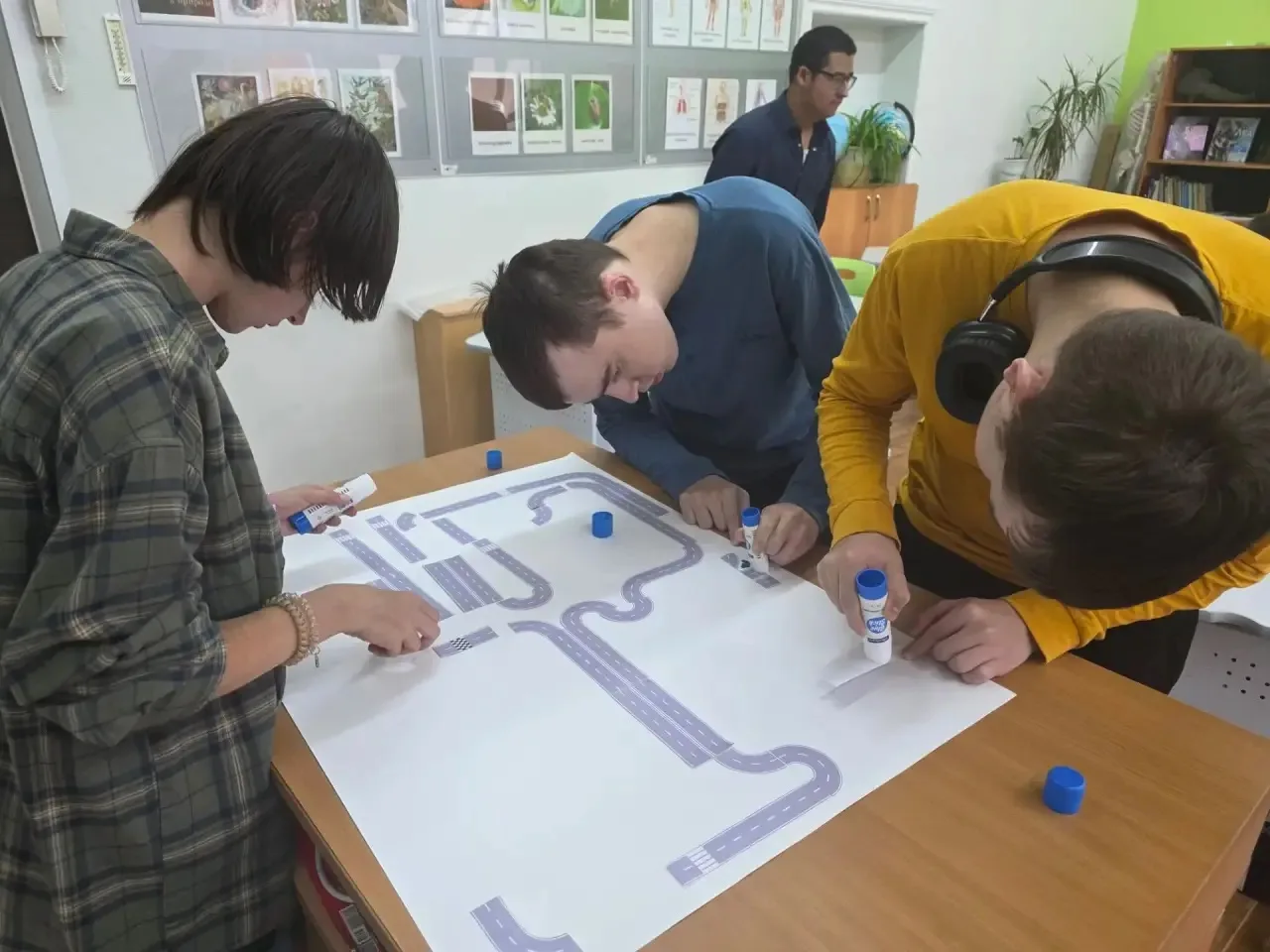 🚦Вместо стандартной лекции о правилах дорожного движения — практическое творчество. Со...
