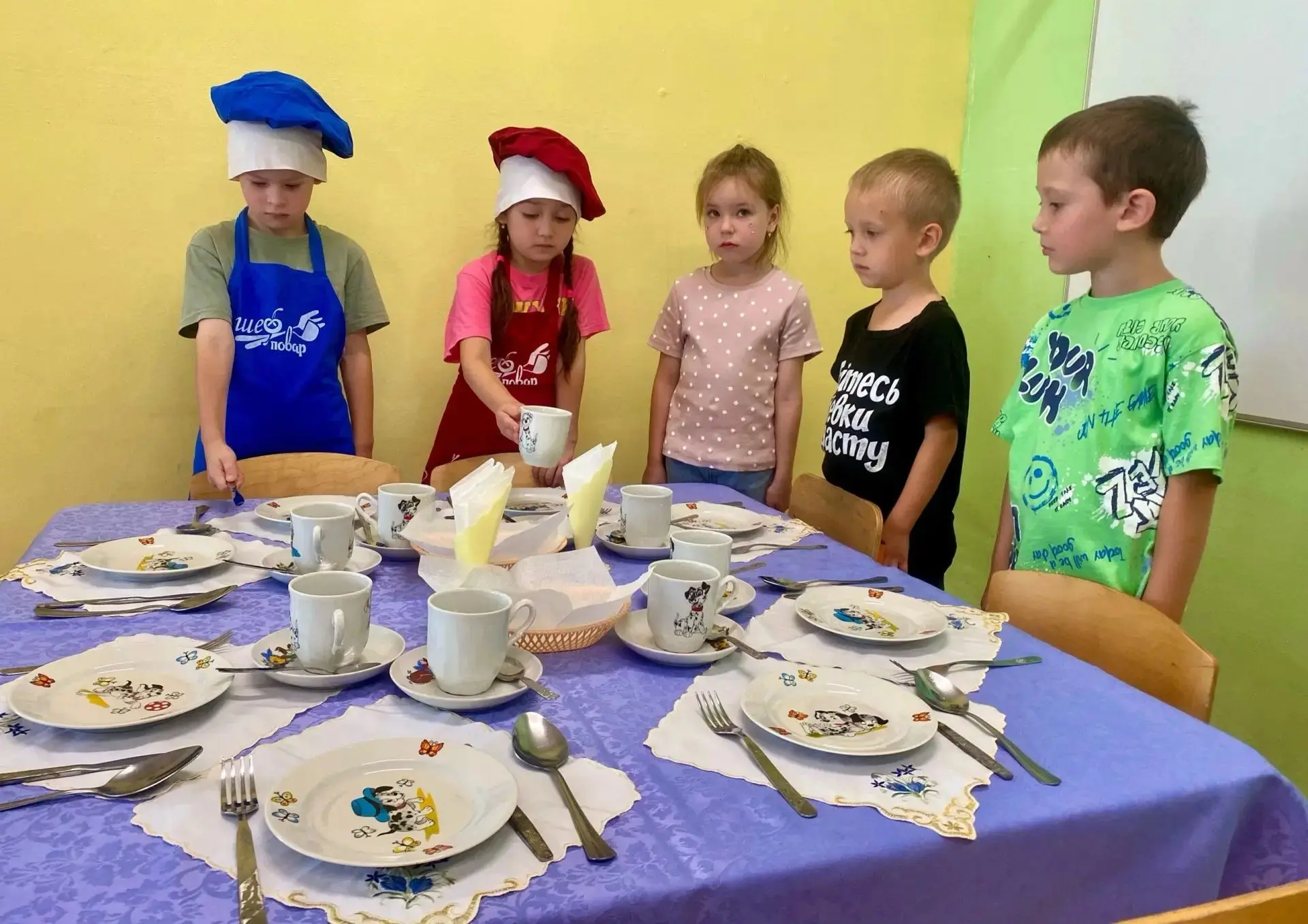 🍽️ Воспитанники группы "Капельки" закрепляли навыки сервировки стола и правила поведен...