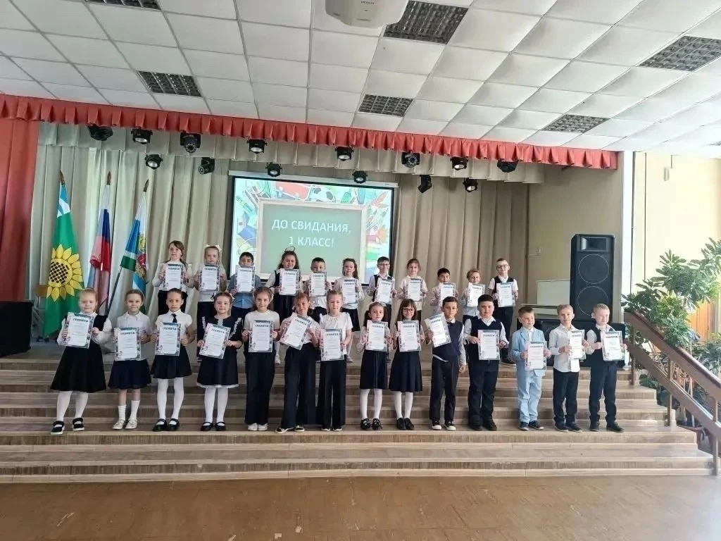 Торжественные линейки, посвященные окончанию учебного года прошли в четверг и пятницу д...