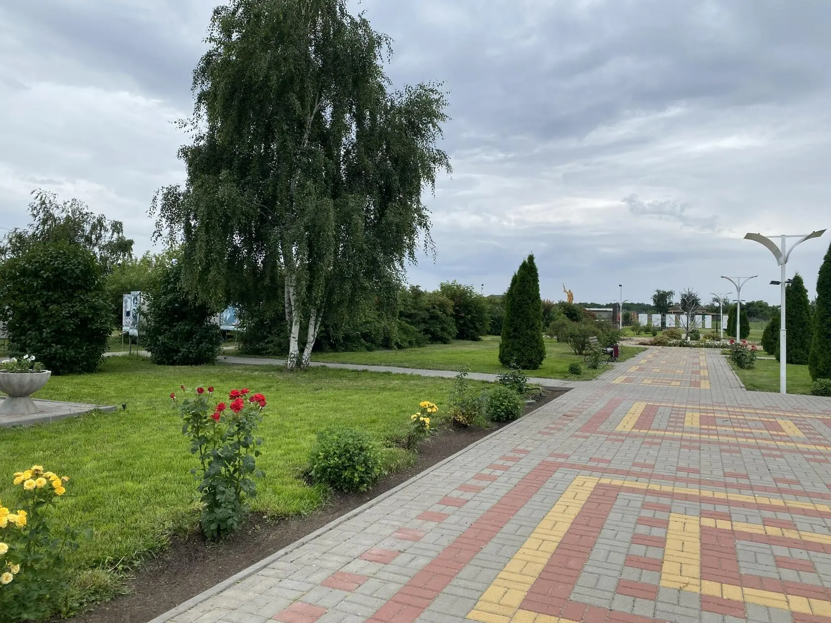 И снова субботник — наша старая добрая традиция. Субботники продолжаются. Работники адм...