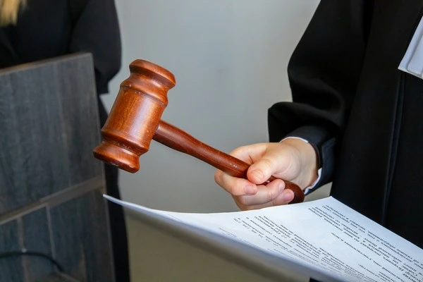 В Брянской области суд лишил отца погибшего бойца СВО права на социальные выплаты