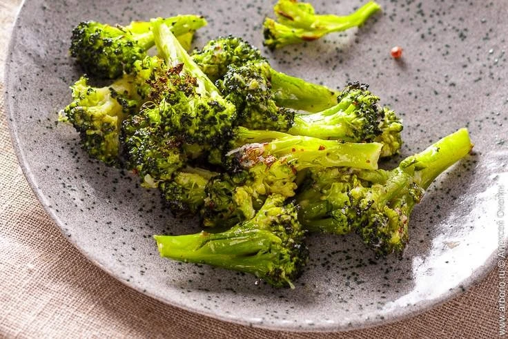 🥦 Брокколи в духовке
 
Капуста брокколи может быть просто полезным гарниром — а может быть полезным