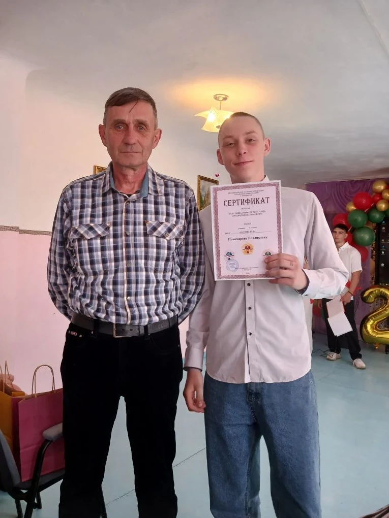 На Последнем звонке учащимся вручили награды: Дипломы и сертификаты, полученные в течен...