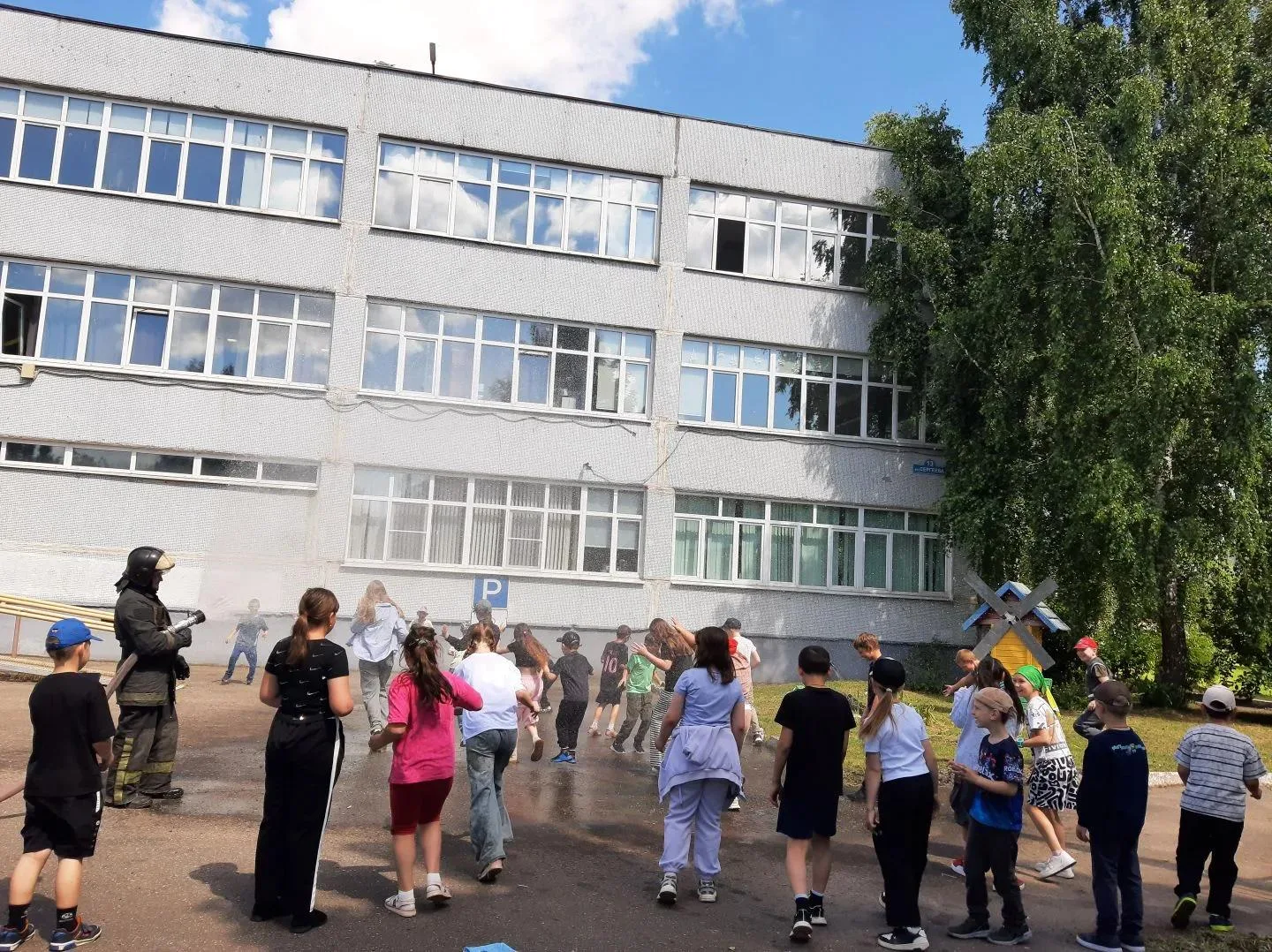 Сегодня сотрудники пожарной части пос.им. Воровского приехали к воспитанникам лагеря "Дружба".

Сотр