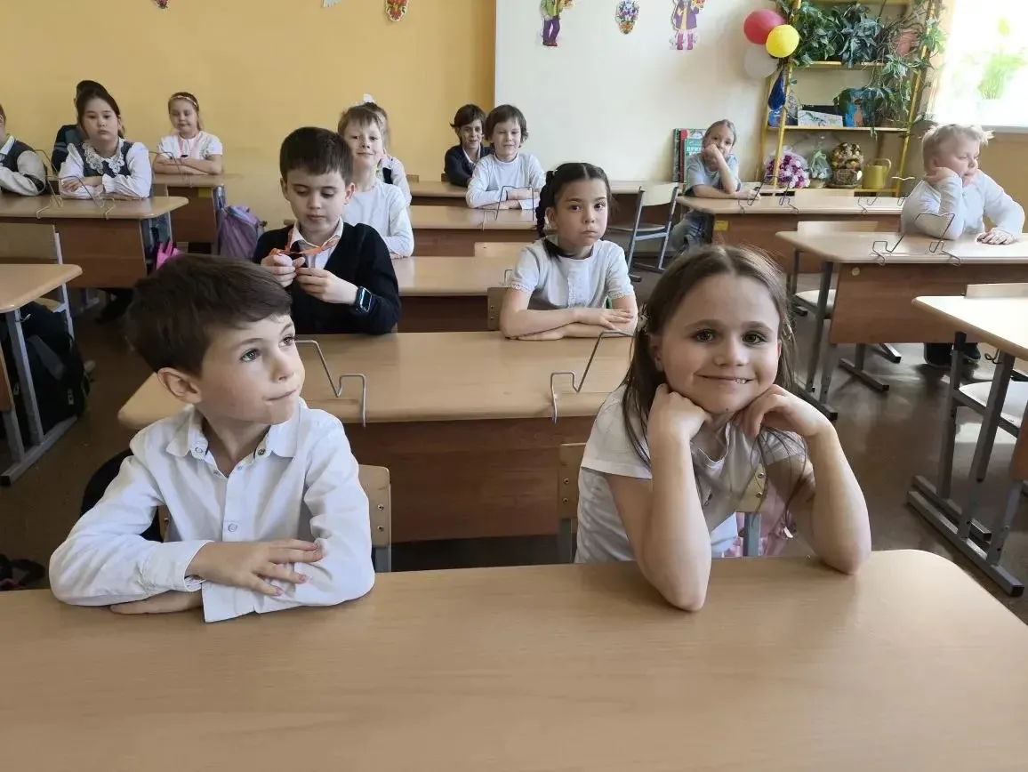 ВЗГЛЯНУТЬ В ЗЕРКАЛО ЭПОХИ: ШКОЛА ОТКРЫЛА КУЛИСЫ БОЛЬШОГО ТЕАТРА! ✨🎭  Хотите узнать, как обычный учеб