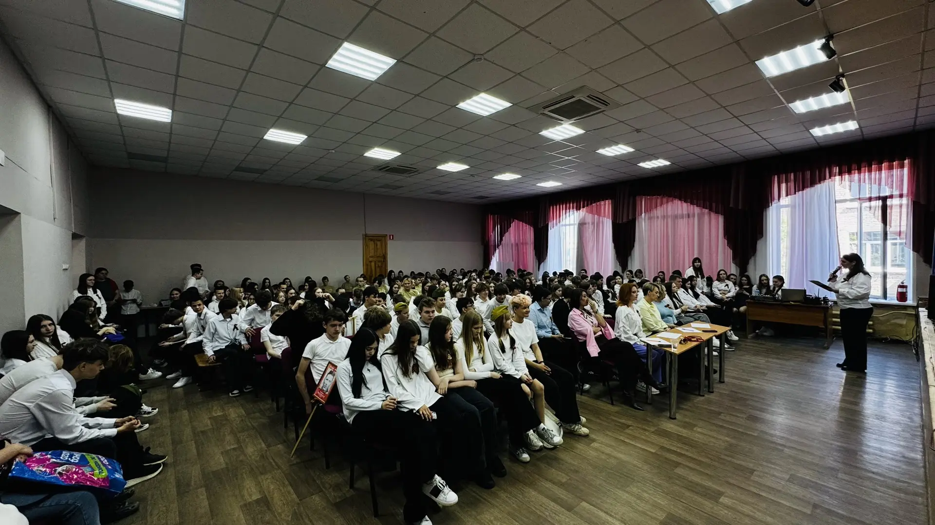 🎶«Когда поют сердца: в нашей школе прогремела “Битва хоров”»  🥊Вчера в стенах нашей школы было по-на