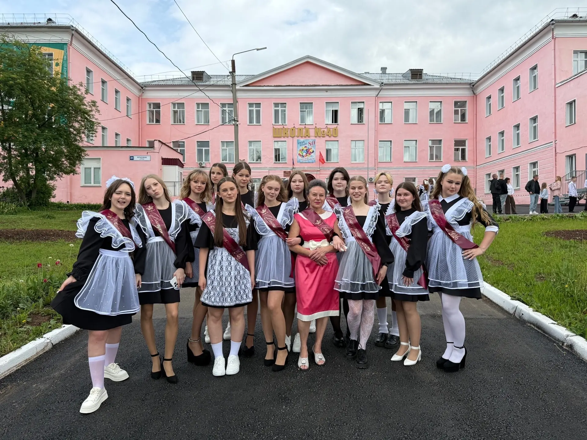 Кому: Родной школе.  От кого: От шумного, но любящего 9А класса 📝💔  Привет, любимая школа. Пишет теб
