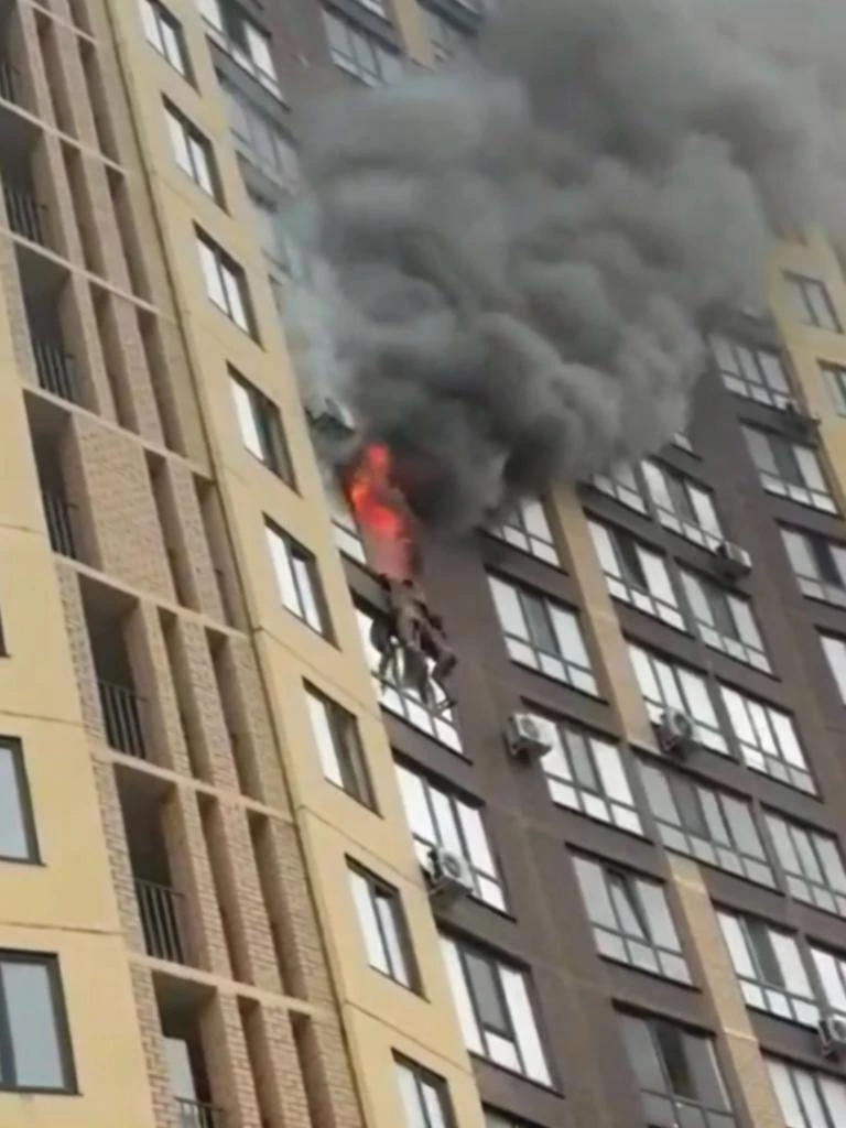 Беременная девушка сорвалась с 9 этажа, пытаясь спастись от пожара.  В комнате вспыхнул...