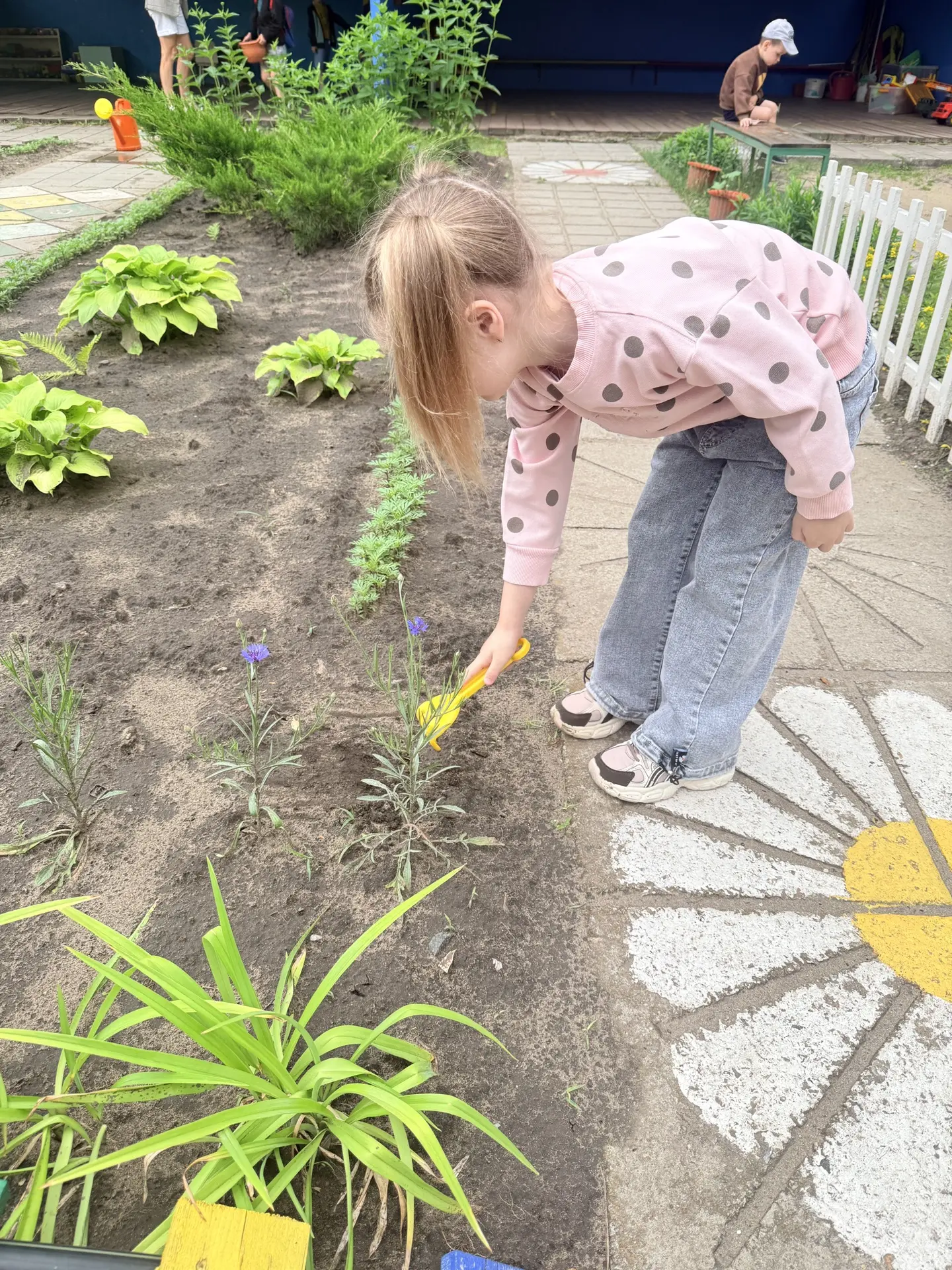 Маленькие шаги к большой аккуратности! 🍃

Когда мы вместе наводим красоту на участке, мы не просто 