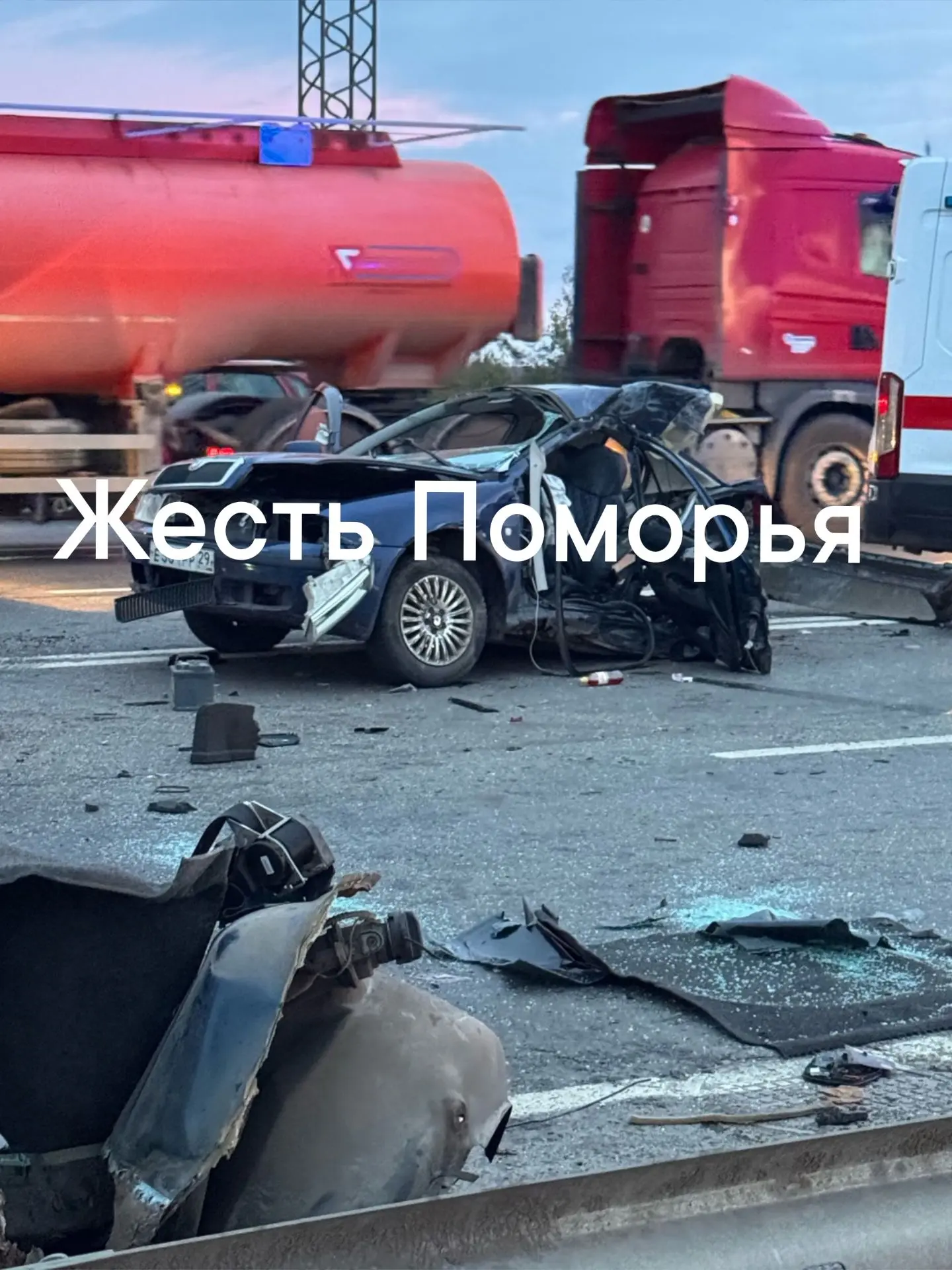 Серьезное ДТП на Краснофлотском мосту. Машину разорвало в мясо. На дороге лежат люди. У...