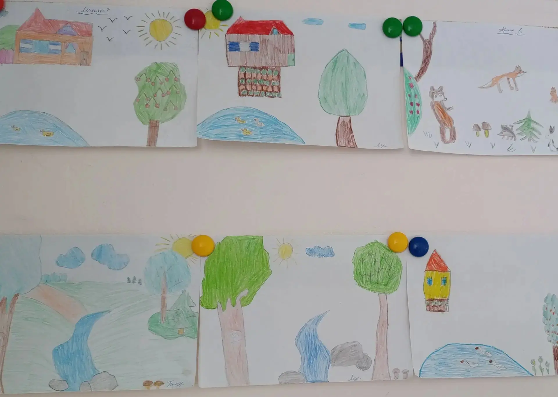 В нашей галерее открылась удивительная выставка работ юных талантов! 🎨 На стенах пестрят яркие пейз