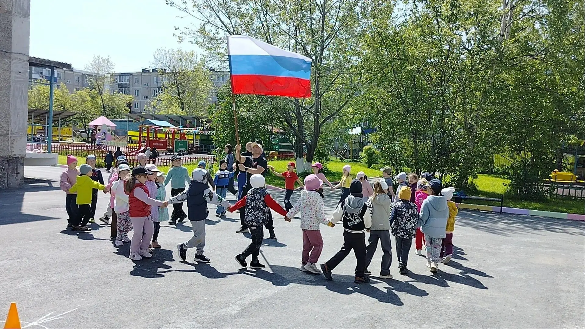 С Днем России!🤍💙❤️
Здесь тёплое поле наполнено рожью,
Здесь плещутся зори в ладонях лугов.
Сюда зл