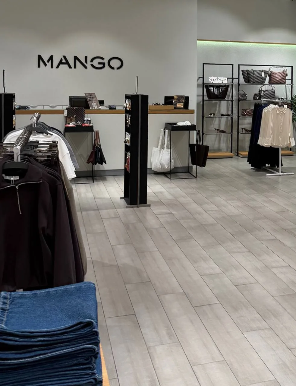 Mango

Зашла без ожиданий, а вышла с тремя вещами, которые точно буду носить.

Сумка, кошелек, туфли