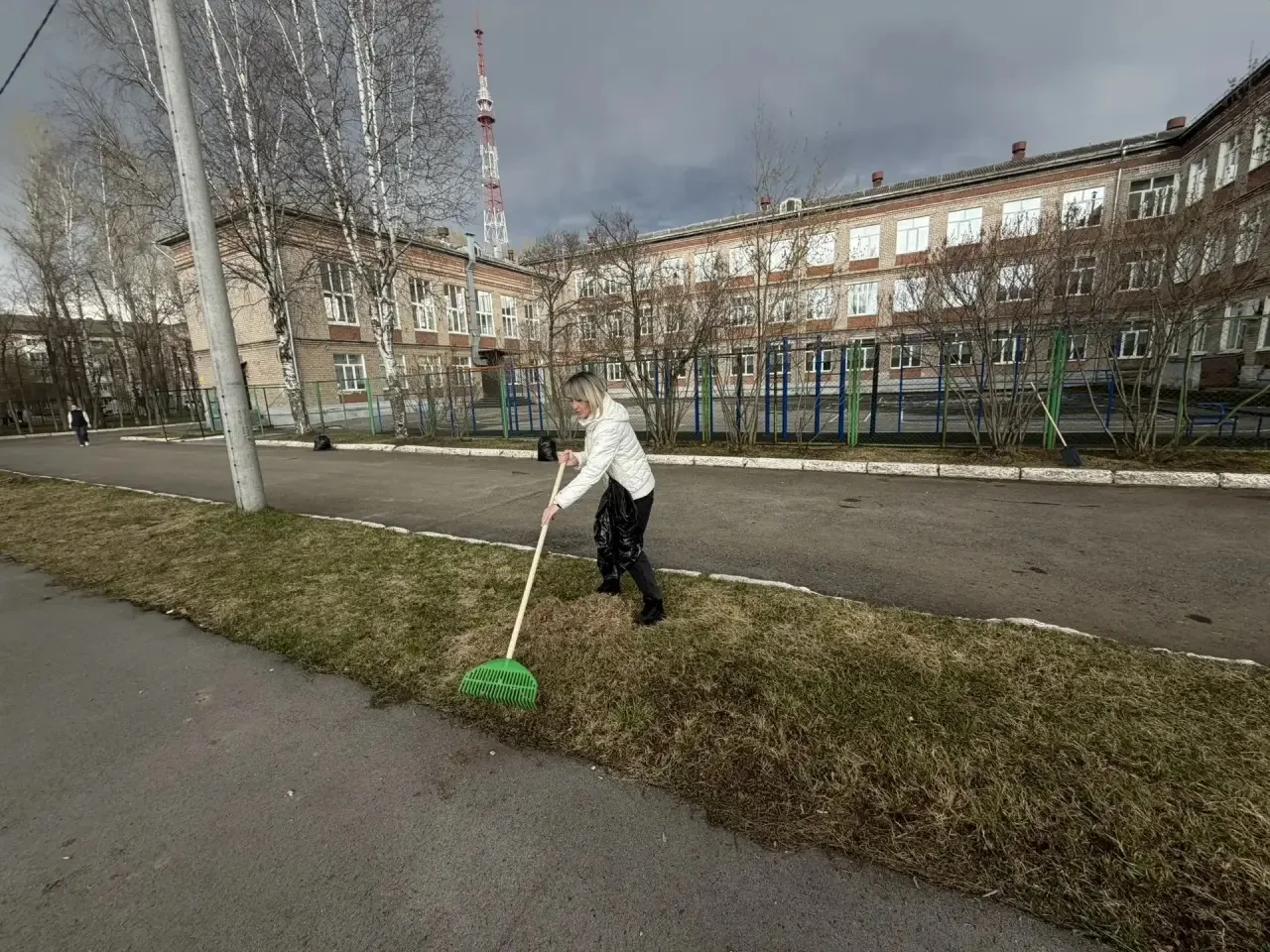 🧹Приводим территорию школы в порядок вместе!   На весеннюю уборку территории вышли не только ученики