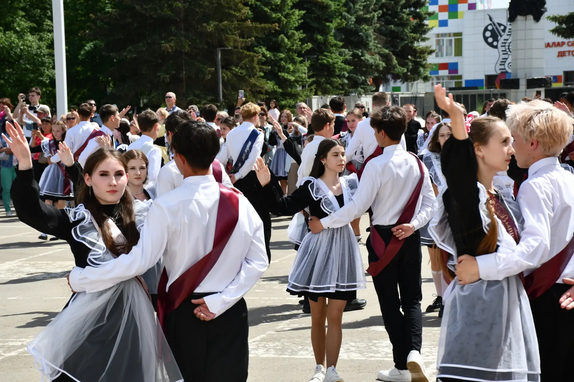 В добрый путь, выпускники!  Белые рубашки, нарядные платья, красные ленты, банты и шарики… Сегодня т