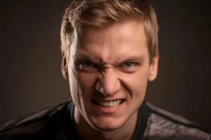 😱Житель Волжского откусил нос сожительнице во время застолья