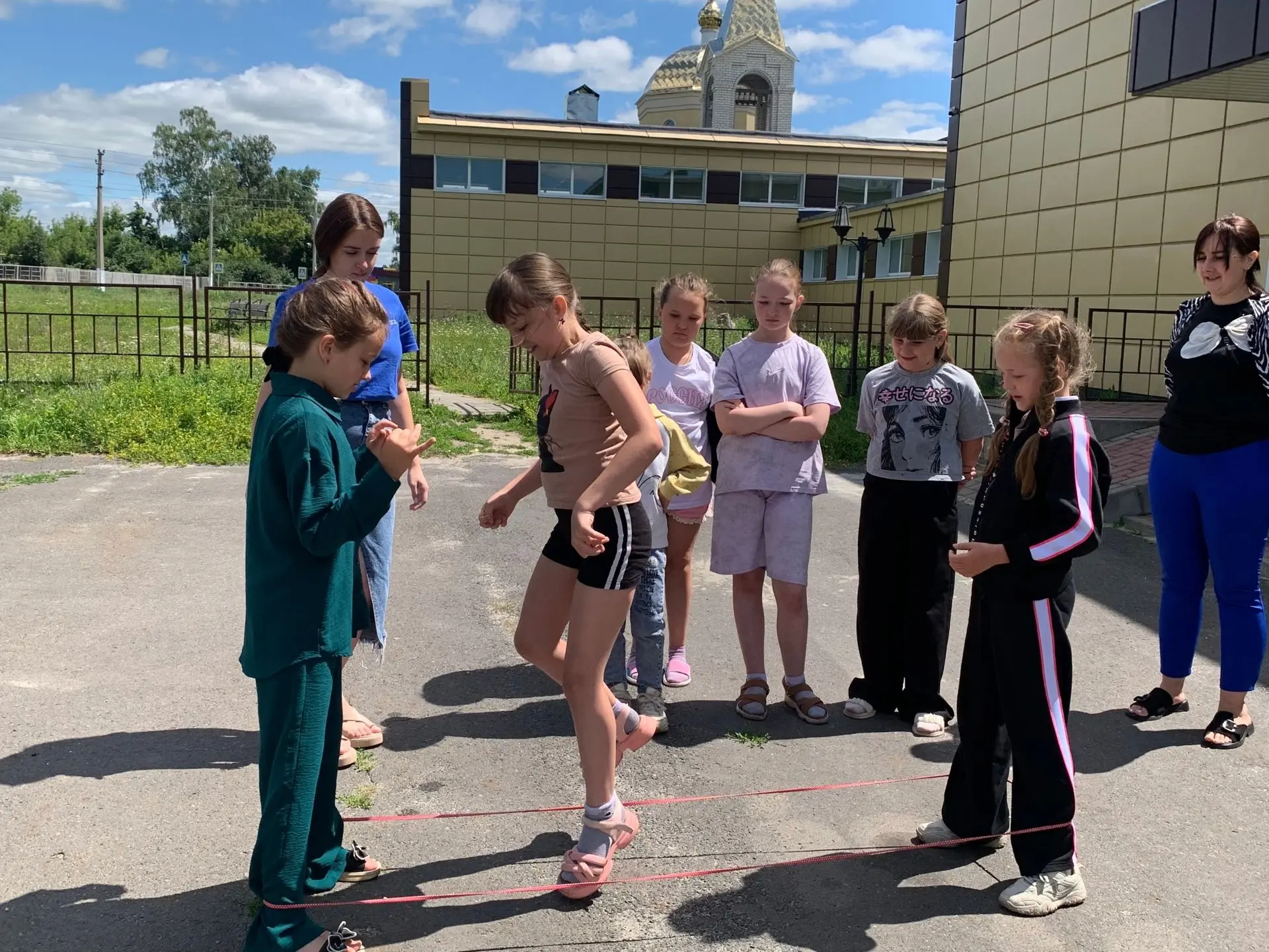 ☀️В жаркий летний день ребята окунулись в атмосферу настоящих дворовых игр!Специалисты Движения Перв
