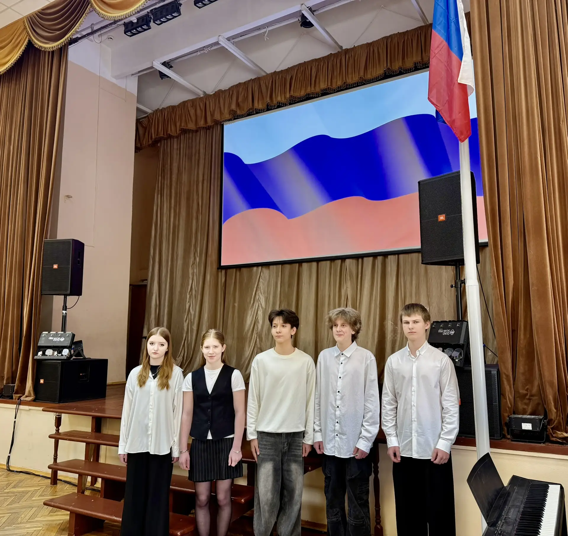Сегодня утро в школе началось с торжественной церемонии поднятия флага  🇷🇺Такие моменты всегда настр