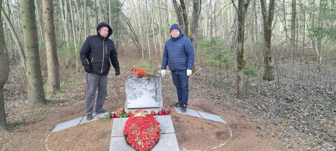 Наша память — в наших делах   Сегодня сотрудники Тихвинского отделения «РКС-энерго» навели порядок у