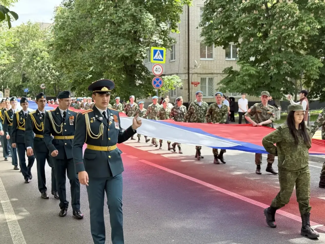 В День славянской письменности и культуры представители молодежных организаций КЧР пронесли по центр