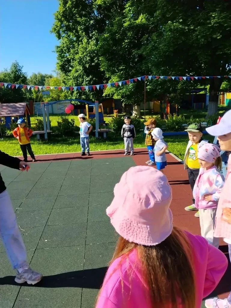 Утренняя гимнастика на свежем воздухе в ДОУ помогает укрепить здоровье детей, создать э...