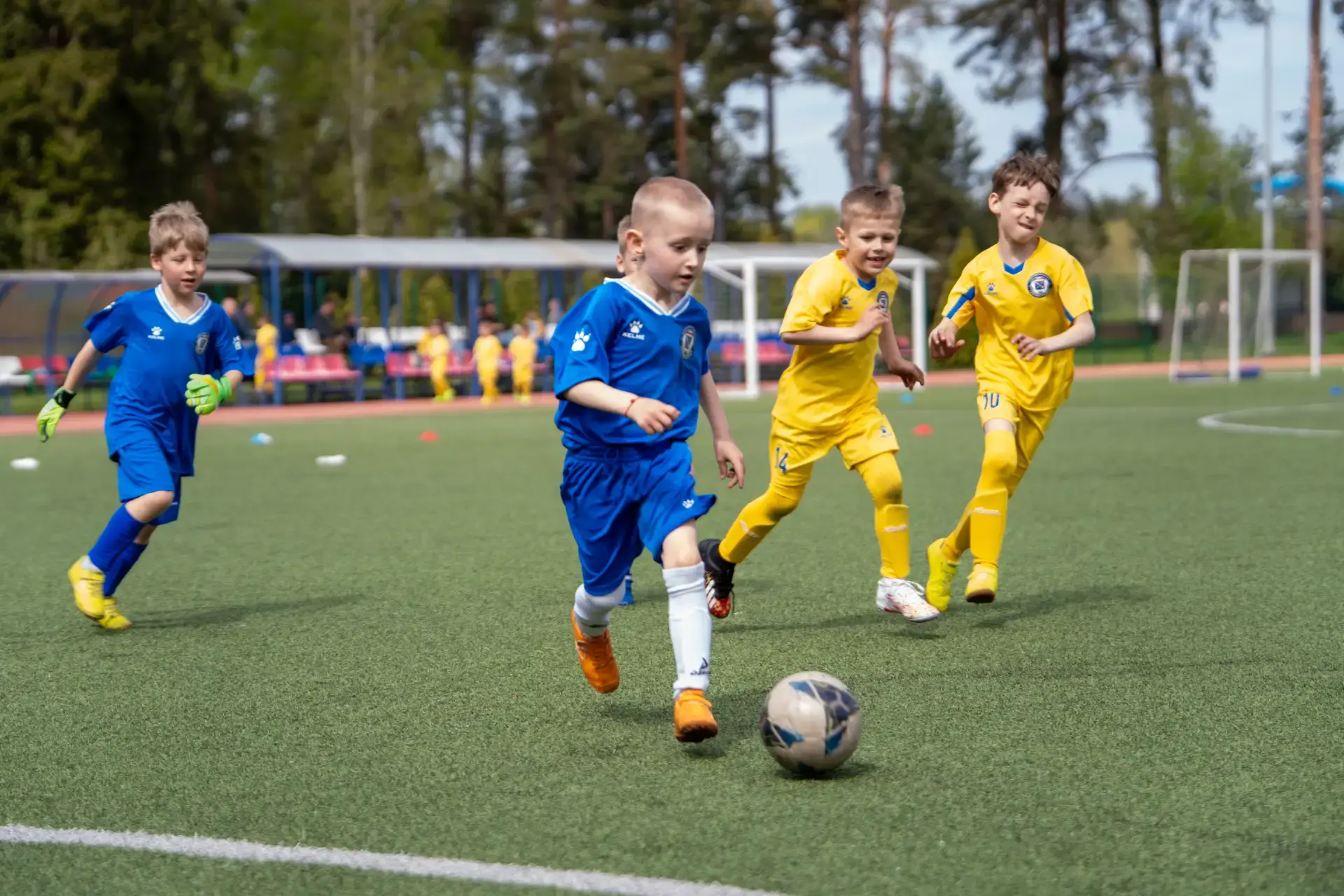 ⚽️ Футбол объединяет юные таланты!  В детском центре «Россонь» прошёл большой спортивный фестиваль в