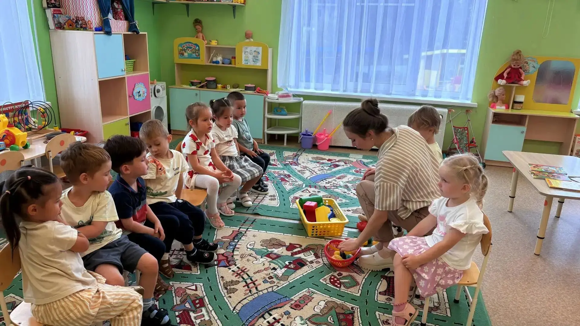 Воспитатель Татьяна Петровна провела увлекательное занятие с ребятами 10‑й группы. Вмес...