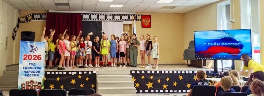 Дети всех возрастов активно участвовали в праздничных мероприятиях, 🇷🇺 проверяя свои знания об ист