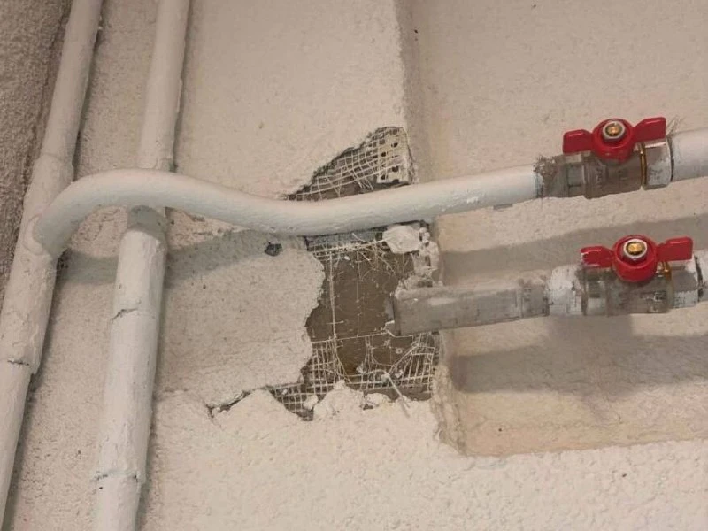 🏚️ В Текстильщиках жители жалуются на повреждение стен в подъезде